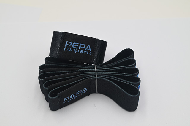 與條形碼掃描類似，RFID腕帶電子標簽有一套完整的使用系統